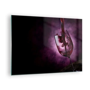 Tablou pe sticlă - Vin roșu turnat într-un pahar pe un fundal violet - 70x50cm - Stacojiu? Carmin? Nu, rubin. - Decorațiune modernă pentru perete pentru living și dormitor ARTTOR