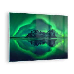 Tablou pe sticlă - Aurora boreală plutind deasupra unui peisaj montan și reflectându-se în apă - 70x50cm - În brațele aurorei - Decorațiune modernă pentru perete pentru living și dormitor ARTTOR