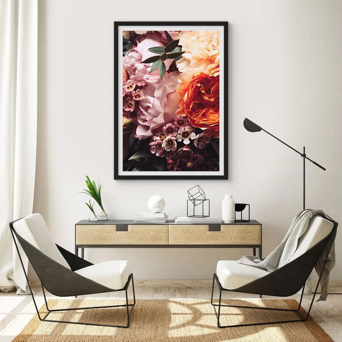 Poster în ramă neagră - Un prim-plan al unui buchet de flori în nuanțe de roz, portocaliu și crem. - 50x70cm - Înghesuite în frumusețe - Decorațiune modernă pentru perete pentru living și dormitor ARTTOR