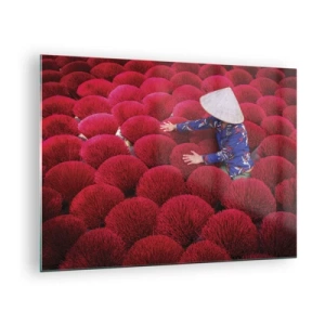 Tablou pe sticlă - Un muncitor printre bețișoare roșii de tămâie pe un fundal cu model - 70x50cm - Într-un câmp de orez - Decorațiune modernă pentru perete pentru living și dormitor ARTTOR