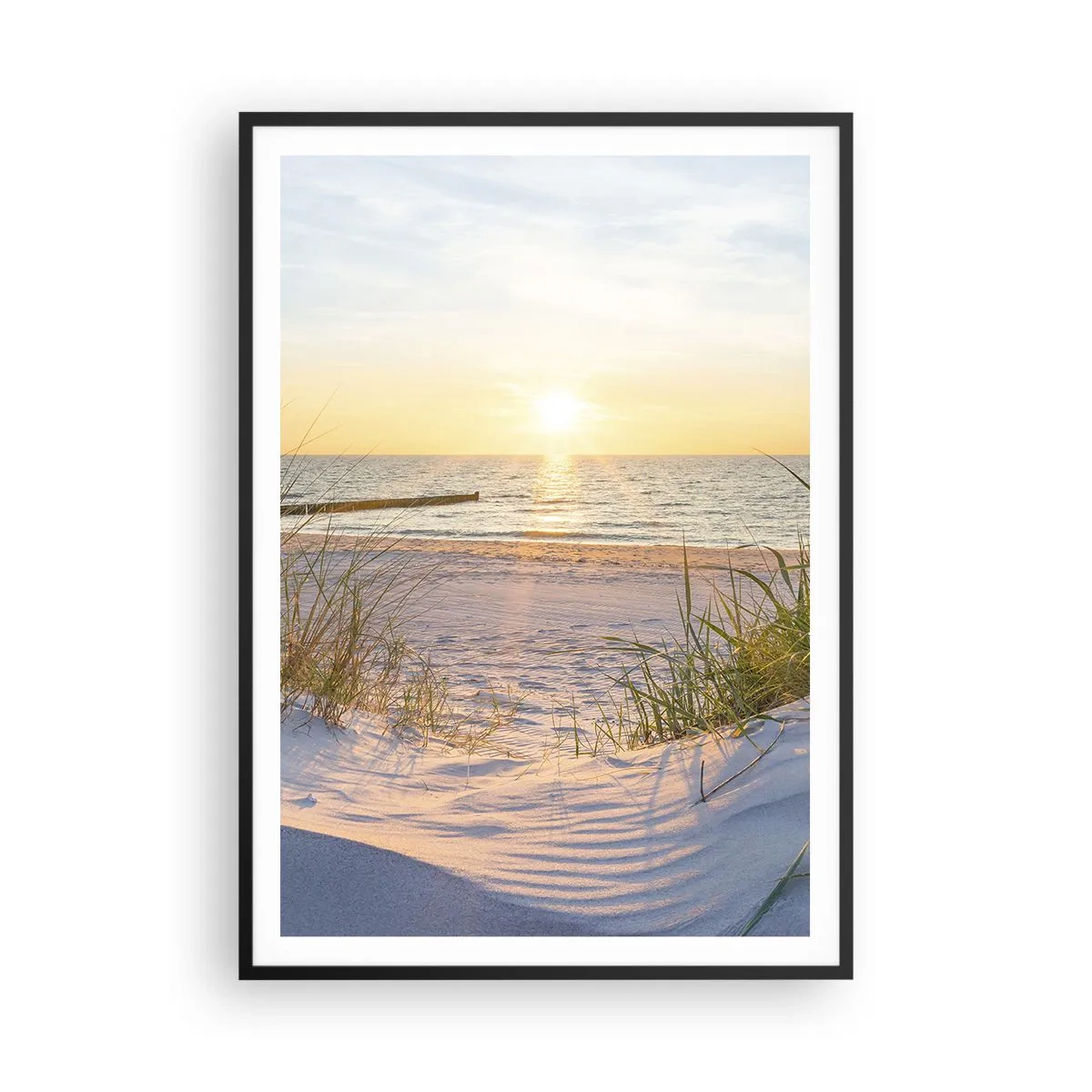 Poster în ramă neagră - Zumzet de mare, o plajă sălbatică printre ierburi... - 70x100 cm