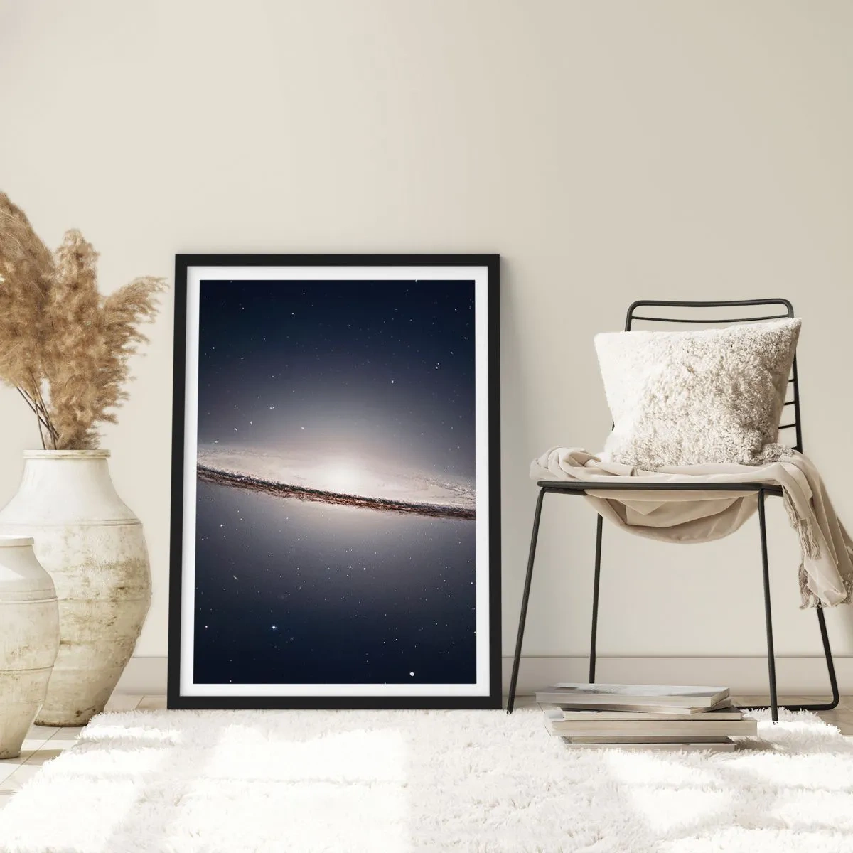 Poster în ramă neagră - O galaxie spirală monumentală pe fundalul spațiului - 50x70cm - Cu mult timp în urmă, într-o galaxie foarte, foarte îndepărtată... - Decorațiune modernă pentru perete pentru living și dormitor ARTTOR