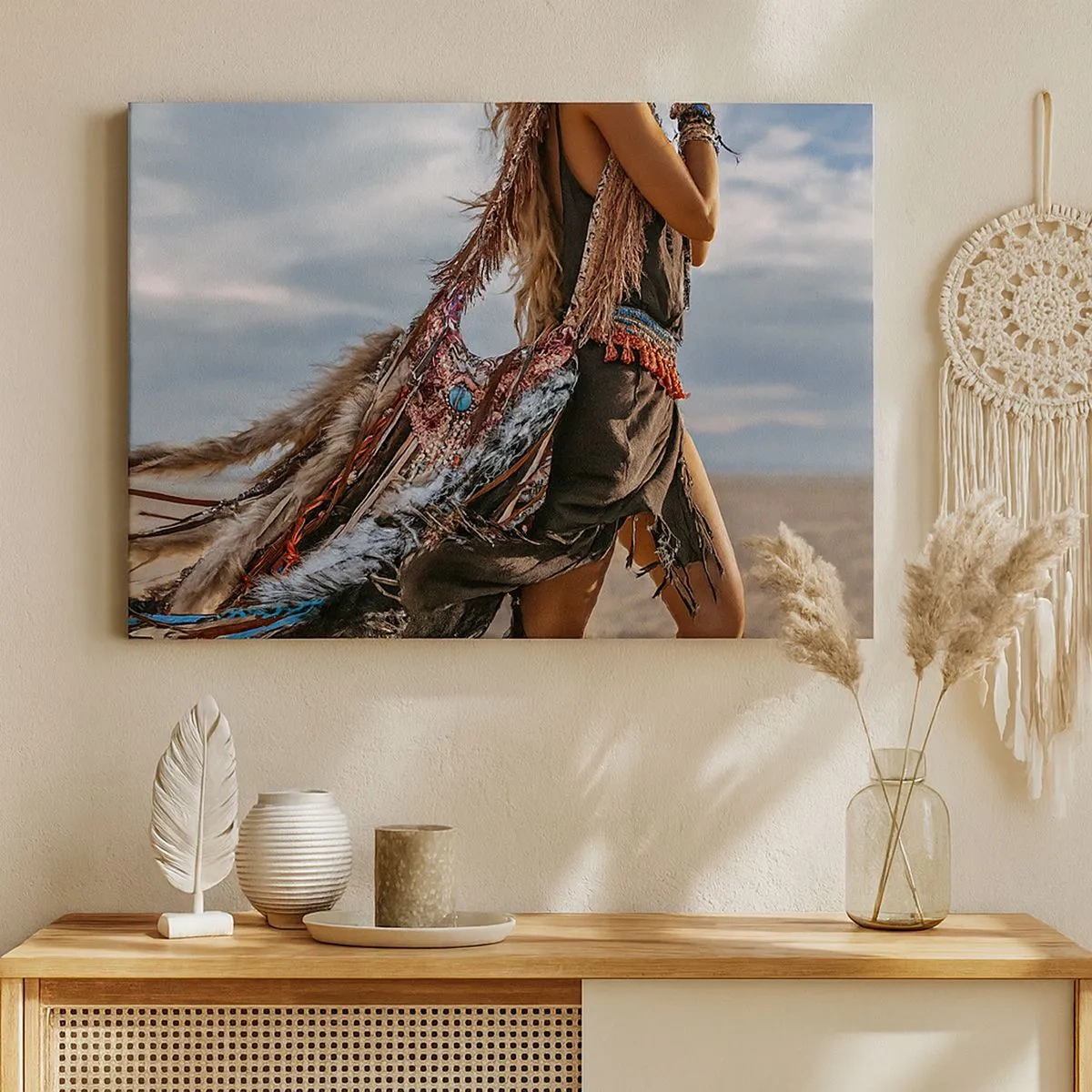Tablou pe pânză Canvas - O femeie în stil boho cu detalii din pene și bijuterii - 70x50cm - Iubita șamanului - Decorațiune modernă pentru perete pentru living și dormitor ARTTOR
