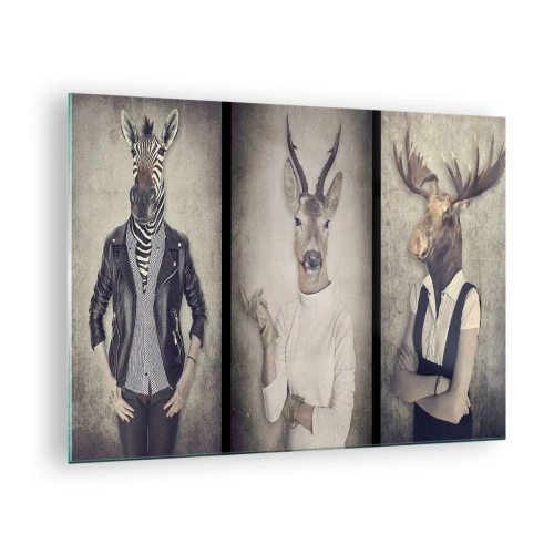 Tablou pe sticlă - Trei figuri de animale în haine umane pe un fundal neutru - 70x50cm - Lăsați gesturile să vorbească - Decorațiune modernă pentru perete pentru living și dormitor ARTTOR