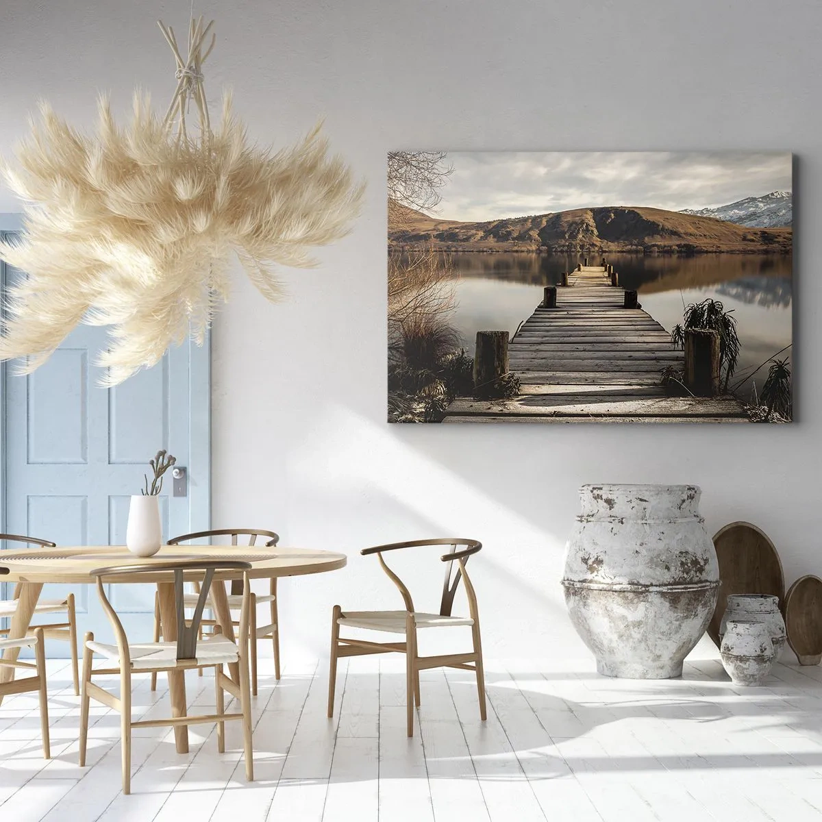 Tablou pe pânză Canvas - Un dig de lemn peste un lac înconjurat de dealuri pitorești - 70x50cm - Peisaj în tăcere - Decorațiune modernă pentru perete pentru living și dormitor ARTTOR