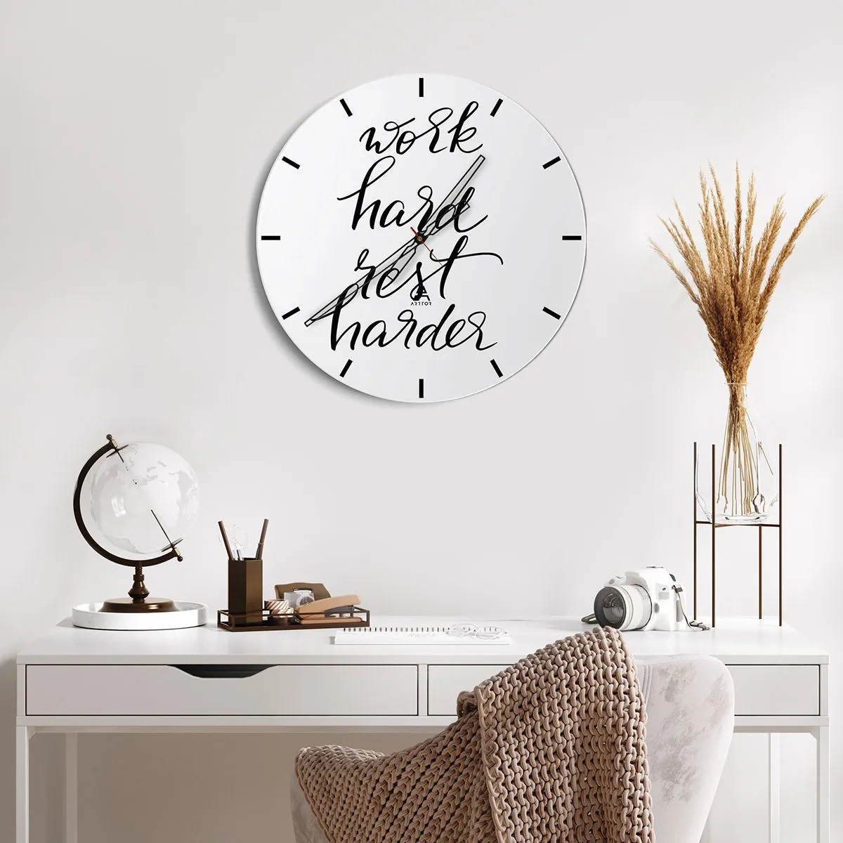 Ceas de perete - Ceas pe sticlă - Inscripție alb-negru, muncă grea, odihnă mai grea pe un fundal alb - 30x30cm - Echilibrul vieții - Decorațiune modernă pentru perete pentru living, bucătărie și dormitor ARTTOR