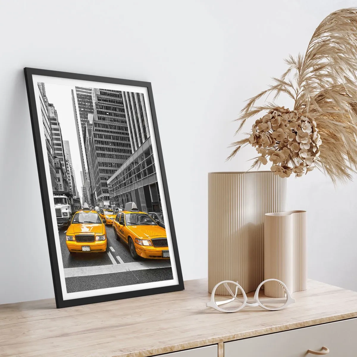 Poster în ramă neagră - Taxiuri galbene pe străzile din New York - 50x70cm - Noi suntem cei care colorăm orașul - Decorațiune modernă pentru perete pentru living și dormitor ARTTOR