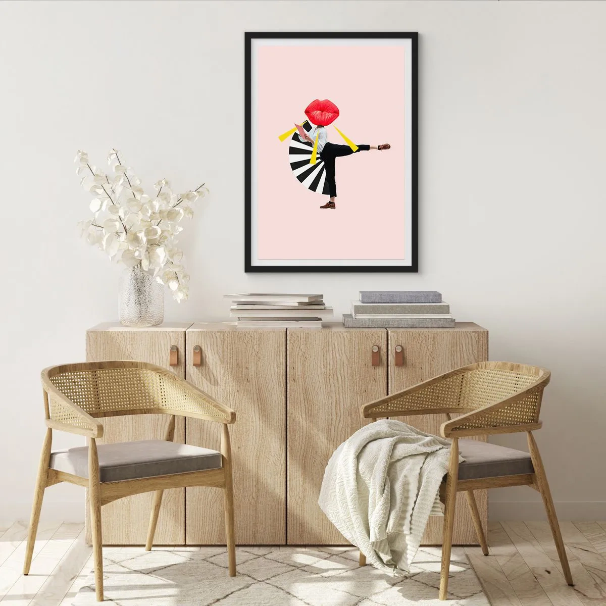 Poster în ramă neagră - O compoziție suprarealistă cu buze și elemente geometrice pe un fundal roz. - 50x70cm - Artă pop suprarealistă - Decorațiune modernă pentru perete pentru living și dormitor ARTTOR
