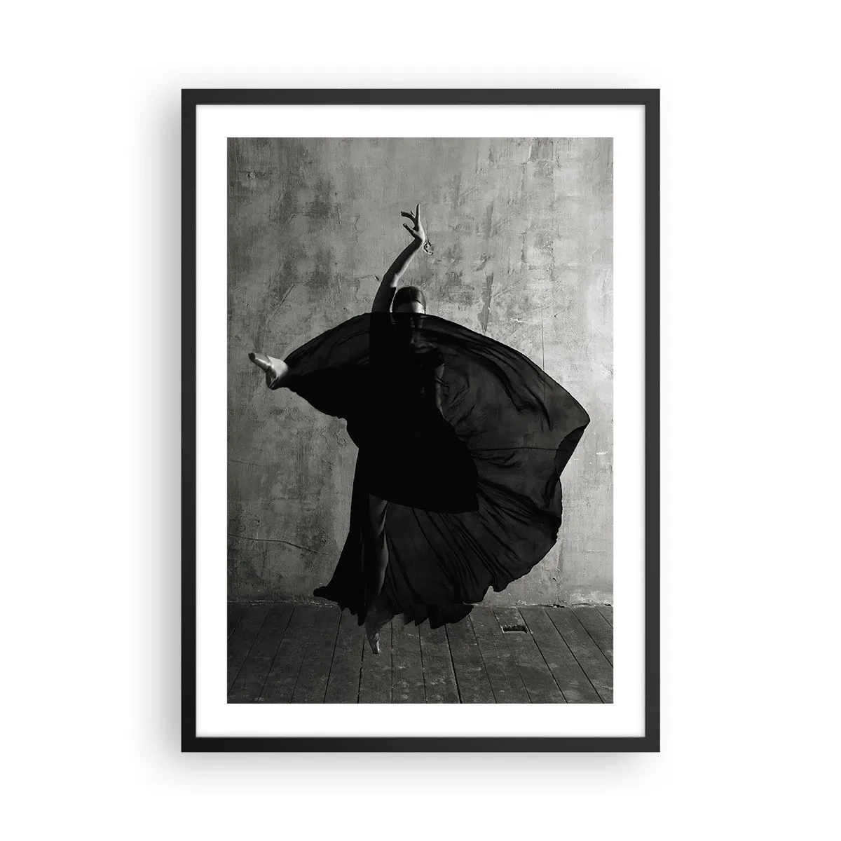 Poster în ramă neagră - O fotografie alb-negru a unui dansator în mișcare dinamică pe un perete brut. - 50x70cm - Un pas pasional - Decorațiune modernă pentru perete pentru living și dormitor ARTTOR