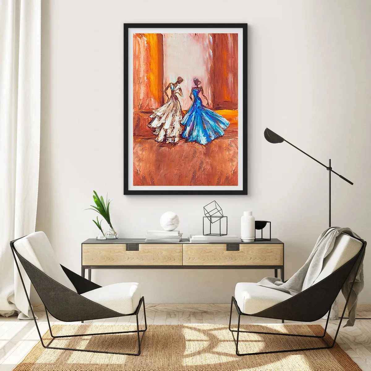 Poster în ramă neagră - Două femei în rochii pe fundalul unui interior auriu - 50x70cm - Duetul fermecător - Decorațiune modernă pentru perete pentru living și dormitor ARTTOR