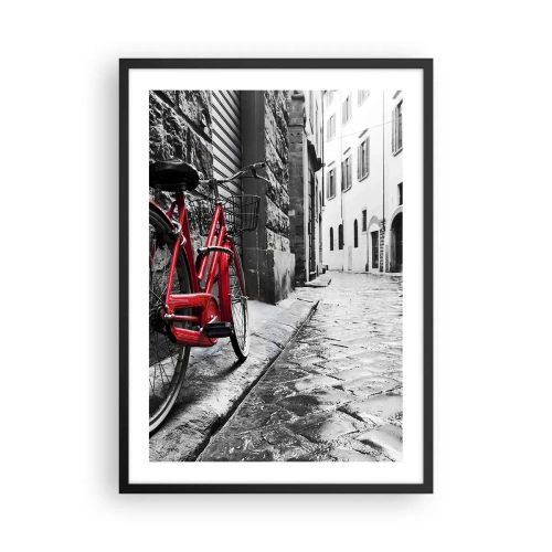 Poster în ramă neagră - O bicicletă roșie pe o stradă pietruită alb-negru - 50x70cm - Adevărata frumusețe nu îmbătrânește - Decorațiune modernă pentru perete pentru living și dormitor ARTTOR