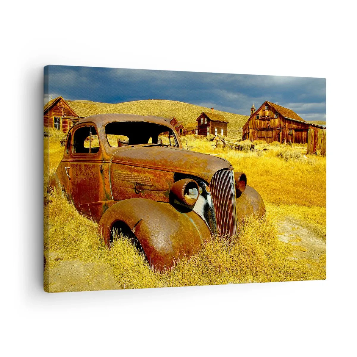 Tablou pe pânză Canvas - O mașină veche și ruginită pe fundalul unor colibele de lemn abandonate - 70x50cm - O odihnă binemeritată - Decorațiune modernă pentru perete pentru living și dormitor ARTTOR