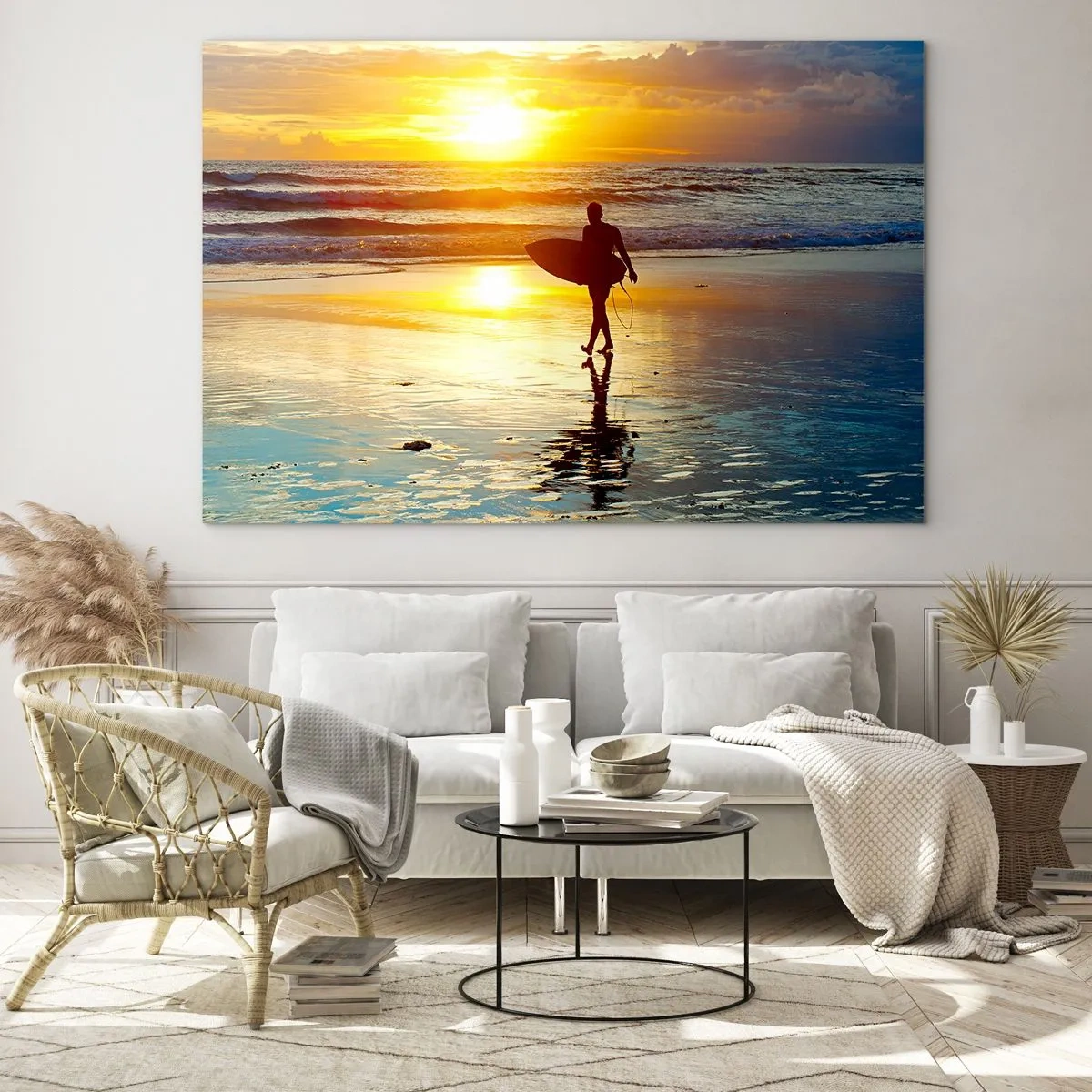 Tablou pe sticlă - Un surfer care merge pe plajă la apus cu placa sa - 70x50cm - Întoarcerea războinicului - Decorațiune modernă pentru perete pentru living și dormitor ARTTOR