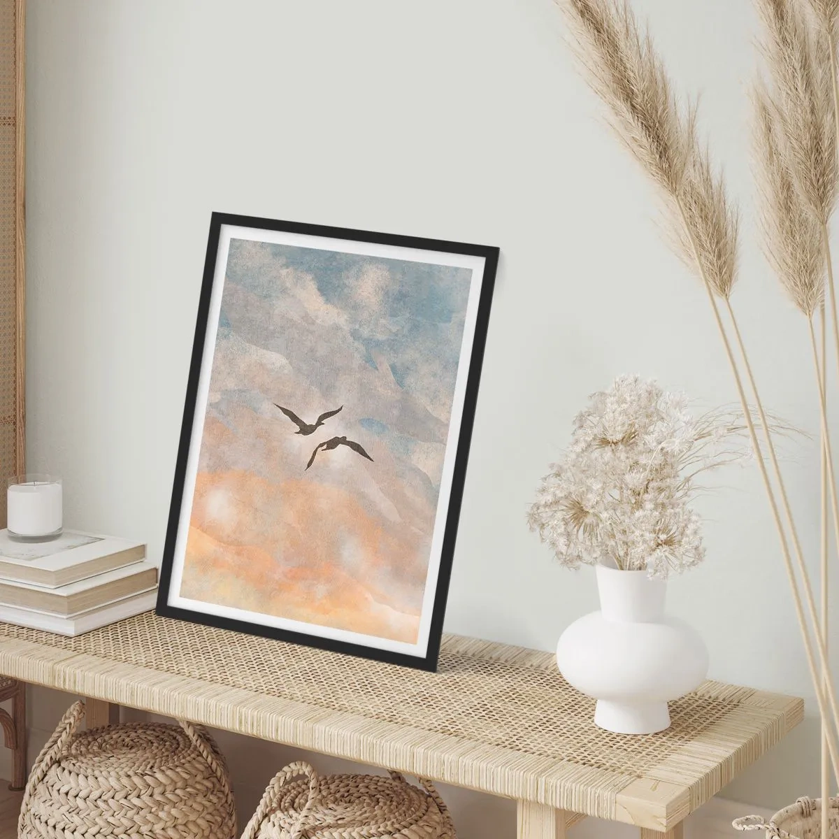 Poster în ramă neagră - Două păsări zburând pe cer, în nuanțe delicate de albastru și portocaliu. - 50x70cm - Dansul cerului - Decorațiune modernă pentru perete pentru living și dormitor ARTTOR