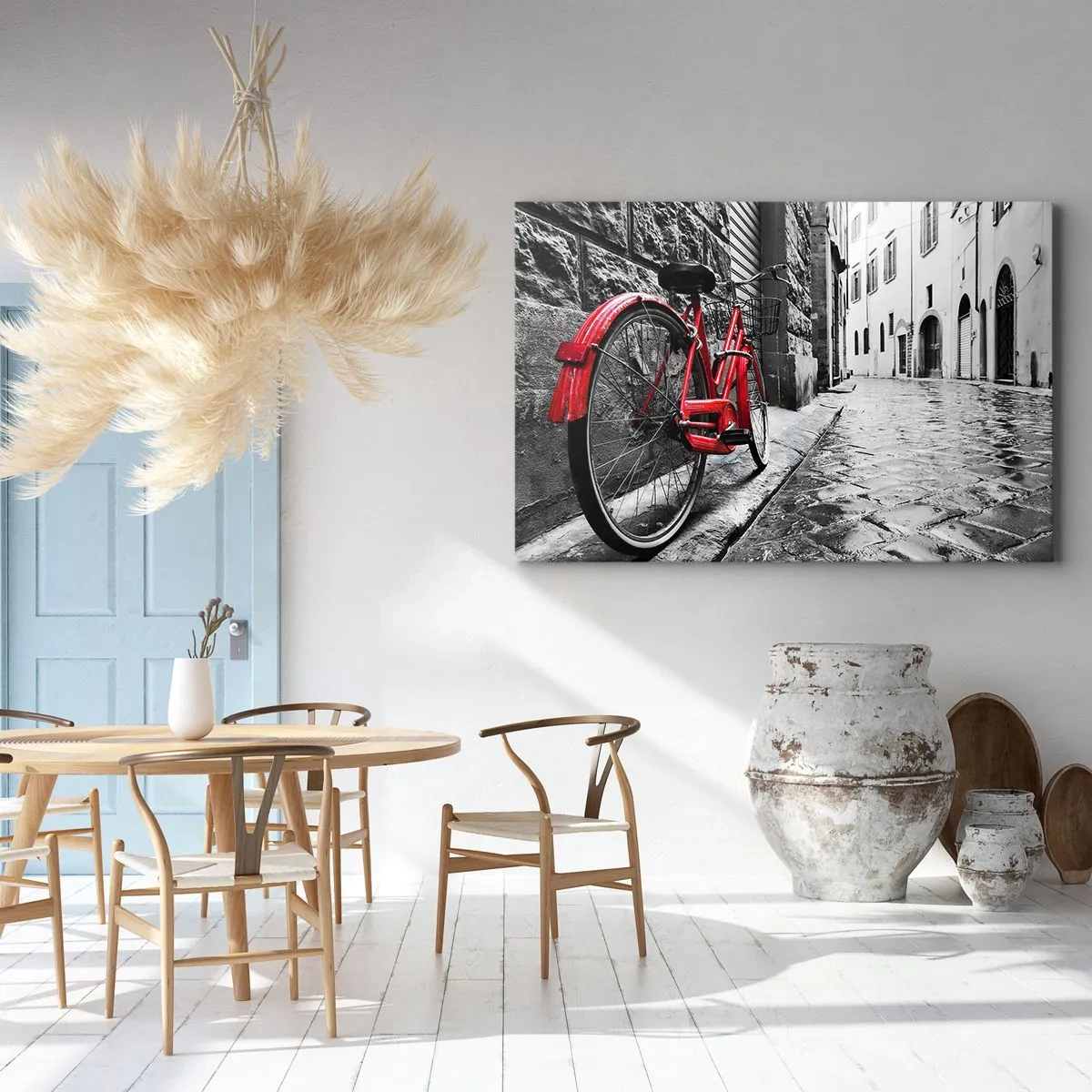 Tablou pe pânză Canvas - Bicicletă roșie pe o stradă alb-negru - 70x50cm - Adevărata frumusețe nu îmbătrânește - Decorațiune modernă pentru perete pentru living și dormitor ARTTOR