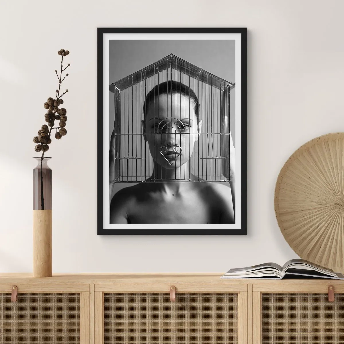 Poster în ramă neagră - Femeie în spatele unei cuști metalice cu inimă în alb și negru - 50x70cm - Un portret oarecum suprarealist - Decorațiune modernă pentru perete pentru living și dormitor ARTTOR