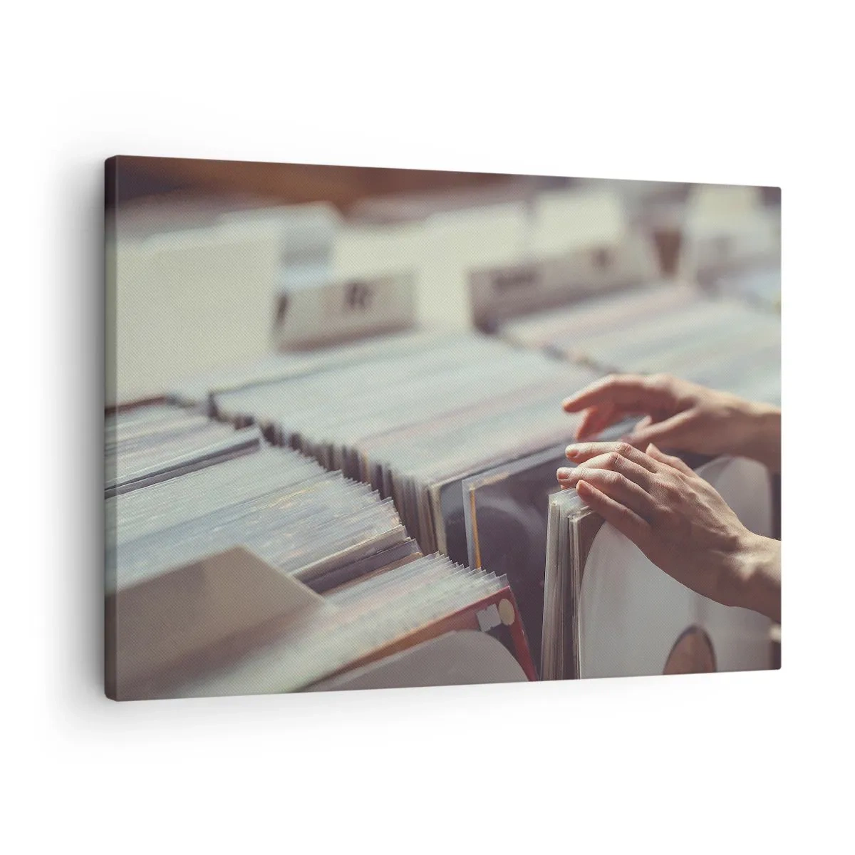 Tablou pe pânză Canvas - Mâini care caută printr-o colecție de viniluri - 70x50cm - În căutarea emoției - Decorațiune modernă pentru perete pentru living și dormitor ARTTOR