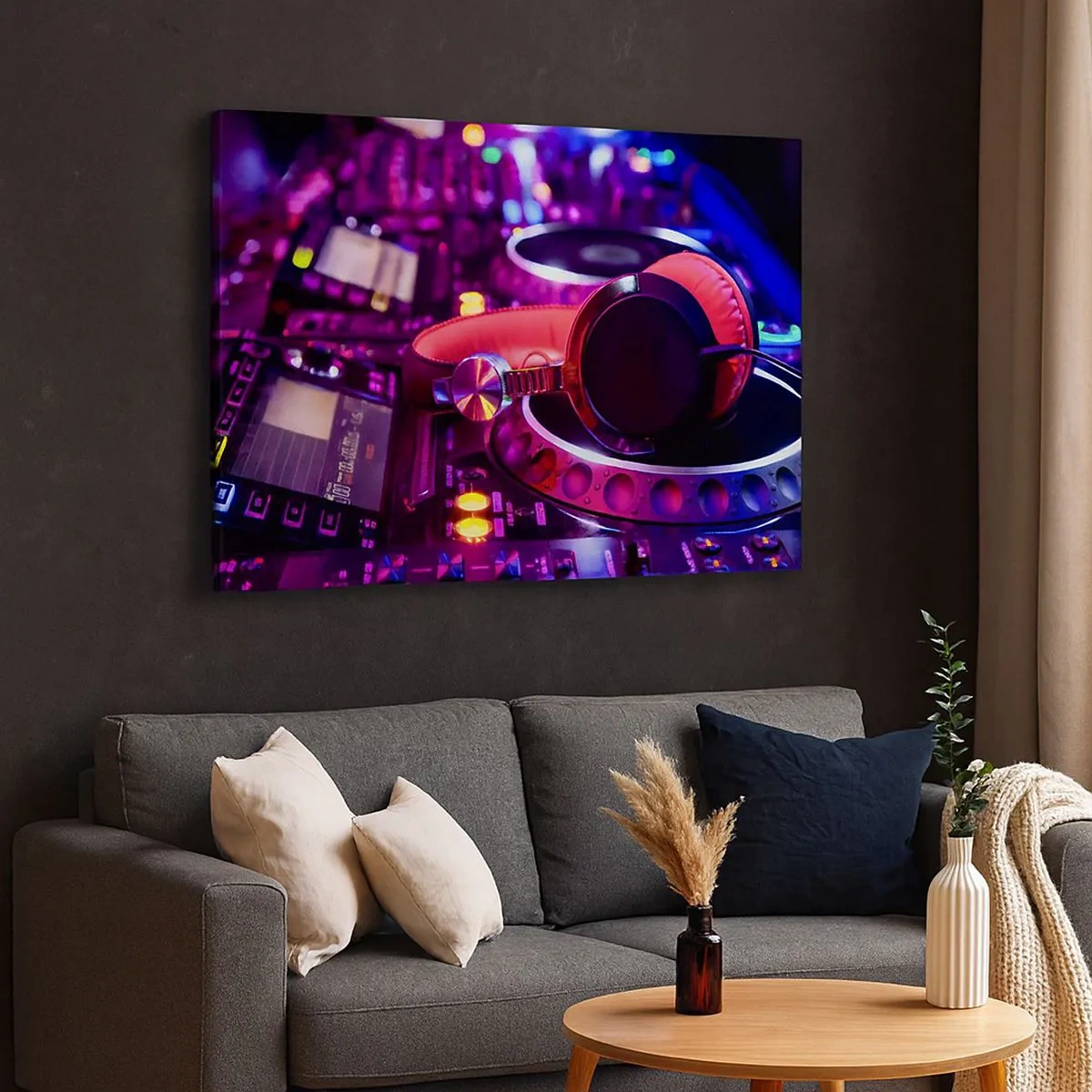 Tablou pe pânză Canvas - Căști DJ pe o consolă cu iluminare neon - 70x50cm - Înainte de a începe distracția - Decorațiune modernă pentru perete pentru living și dormitor ARTTOR