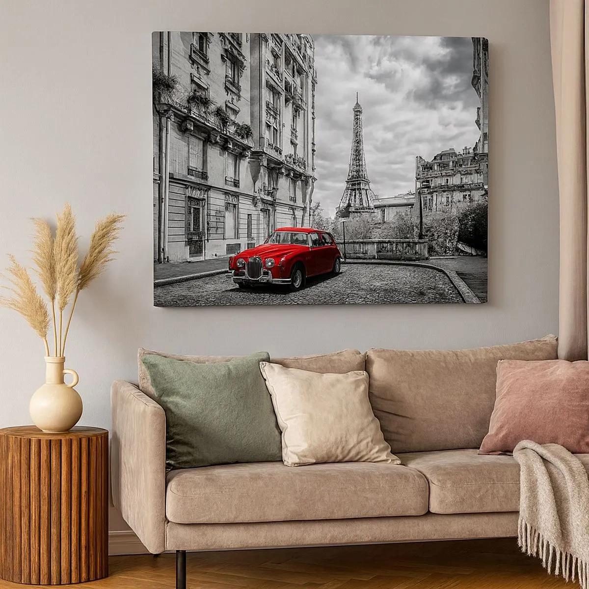 Tablou pe pânză Canvas - O mașină roșie cu Turnul Eiffel în fundal într-un cadru alb-negru - 70x50cm - Prădător în oraș - Decorațiune modernă pentru perete pentru living și dormitor ARTTOR