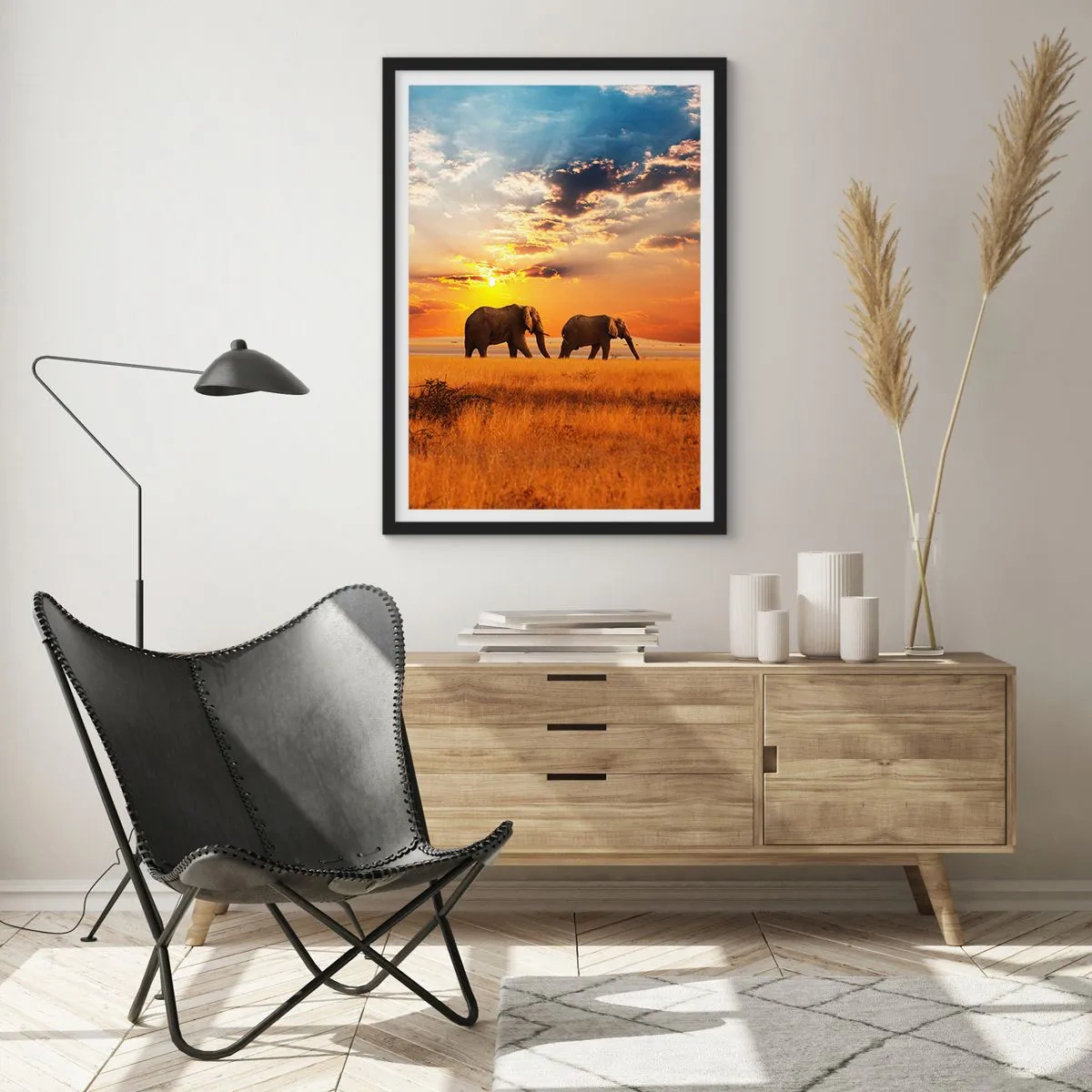 Poster în ramă neagră - Elefanți mergând în strălucirea soarelui care apune - 50x70cm - Plimbare în familie - Decorațiune modernă pentru perete pentru living și dormitor ARTTOR