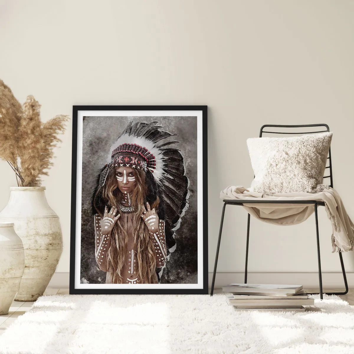 Poster în ramă neagră - O femeie cu o coafură cu pene și picturi pe corp alb - 50x70cm - Secretul puterii tribale - Decorațiune modernă pentru perete pentru living și dormitor ARTTOR