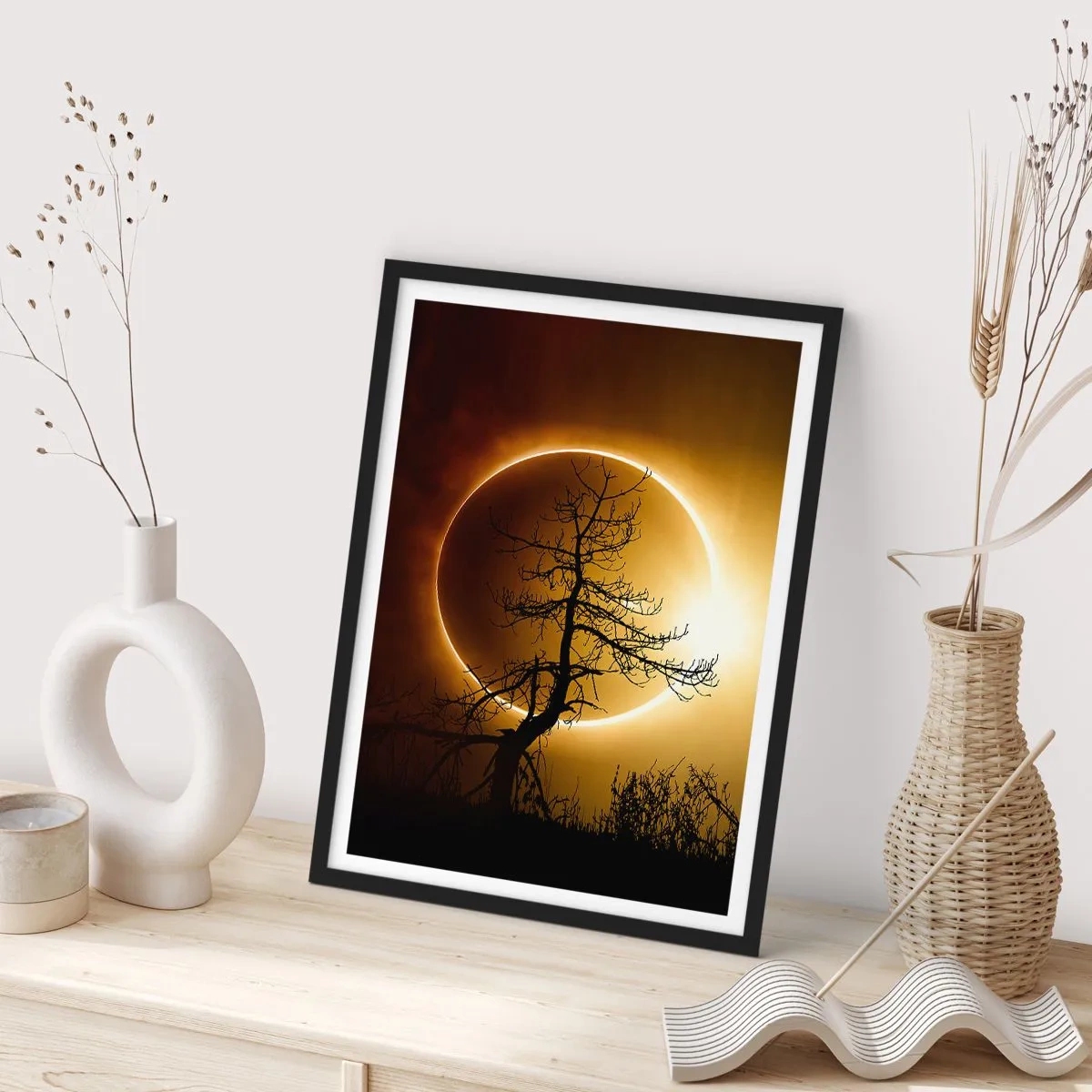 Poster în ramă neagră - Un apus de soare fenomenal cu un copac în prim-plan - 50x70cm - Eclipsă totală - Decorațiune modernă pentru perete pentru living și dormitor ARTTOR