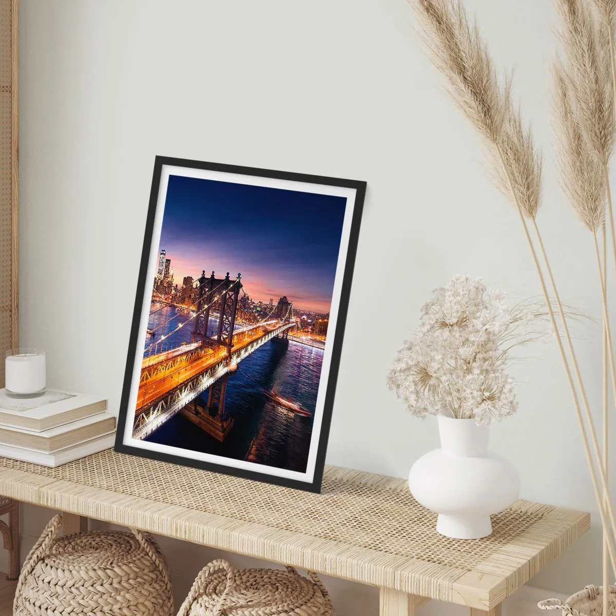 Poster în ramă neagră - Podul orașului New York noaptea cu o vedere asupra orașului - 50x70cm - Pe un pod luminos către inima orașului - Decorațiune modernă pentru perete pentru living și dormitor ARTTOR