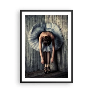 Poster în ramă neagră - O balerină elegantă într-o poză clasică, așezată pe un perete brut. - 50x70cm - Când muzica se oprește - Decorațiune modernă pentru perete pentru living și dormitor ARTTOR