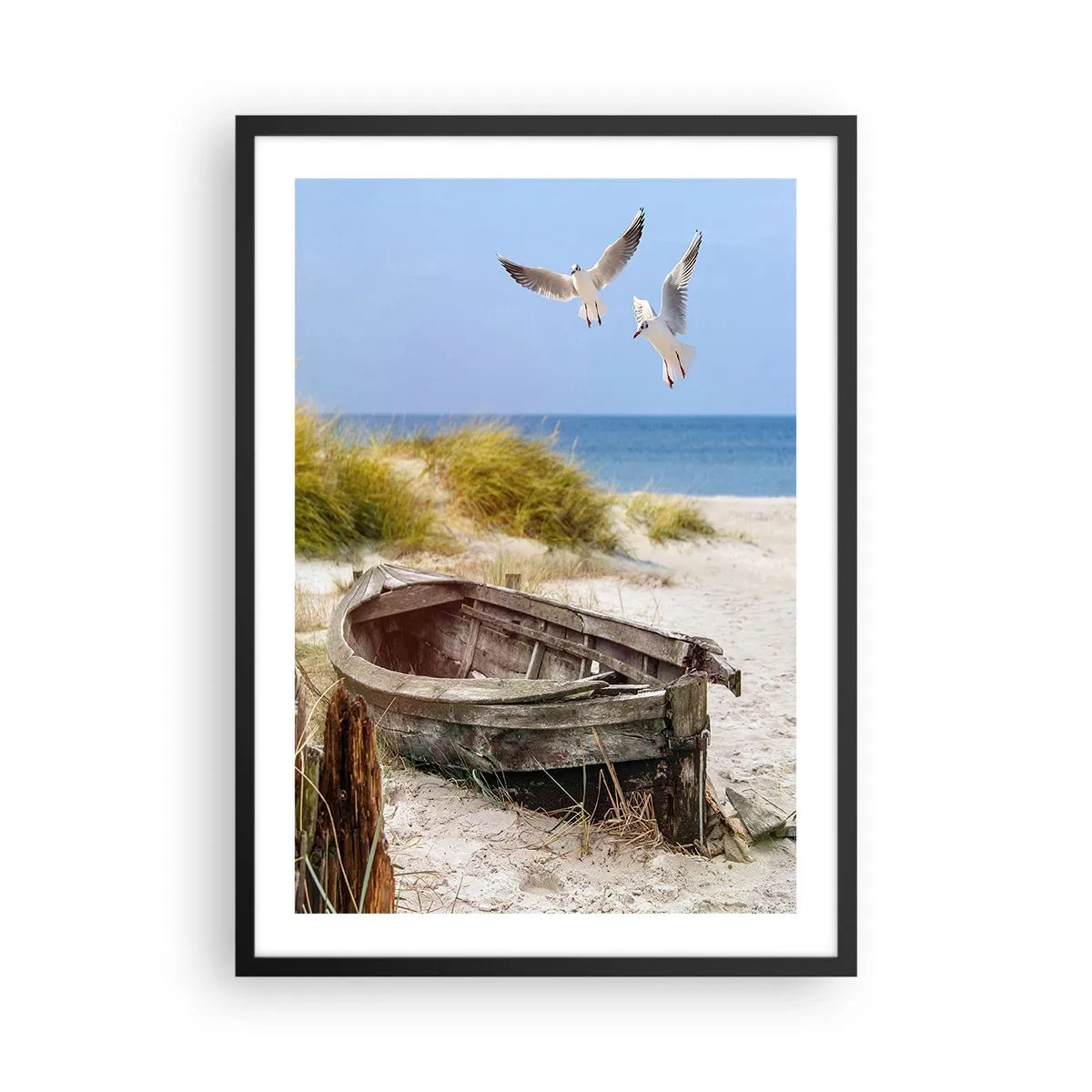 Poster în ramă neagră - O barcă veche pe plajă cu pescăruși în fundal - 50x70cm - Scăldate în vânt - Decorațiune modernă pentru perete pentru living și dormitor ARTTOR