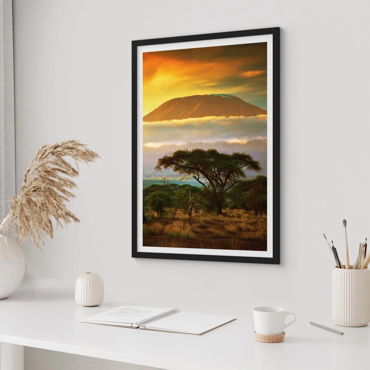Poster în ramă neagră - Kilimanjaro la apus în savana africană - 50x70cm - Visul unui călător - Decorațiune modernă pentru perete pentru living și dormitor ARTTOR