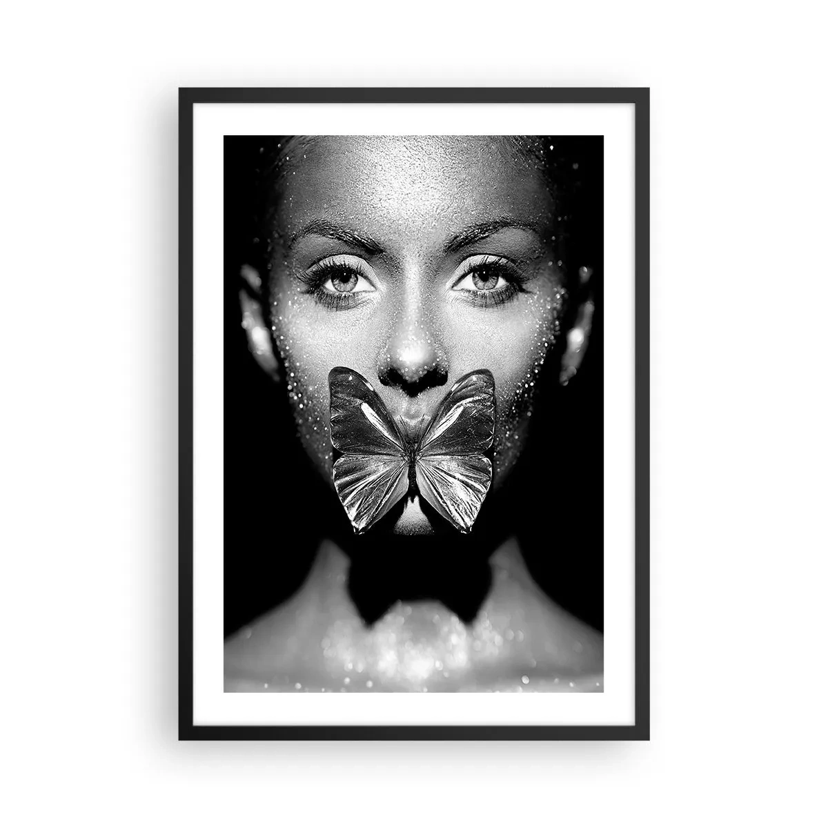 Poster în ramă neagră - Portret de femeie cu un fluture pe buze, alb-negru - 50x70cm - Sărut de fluture - Decorațiune modernă pentru perete pentru living și dormitor ARTTOR