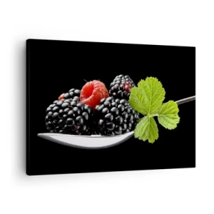 Tablou pe pânză Canvas - Mure și zmeură pe o lingură cu o frunză pe fundal negru - 70x50cm - Gustul prospețimii - Decorațiune modernă pentru perete pentru living și dormitor ARTTOR