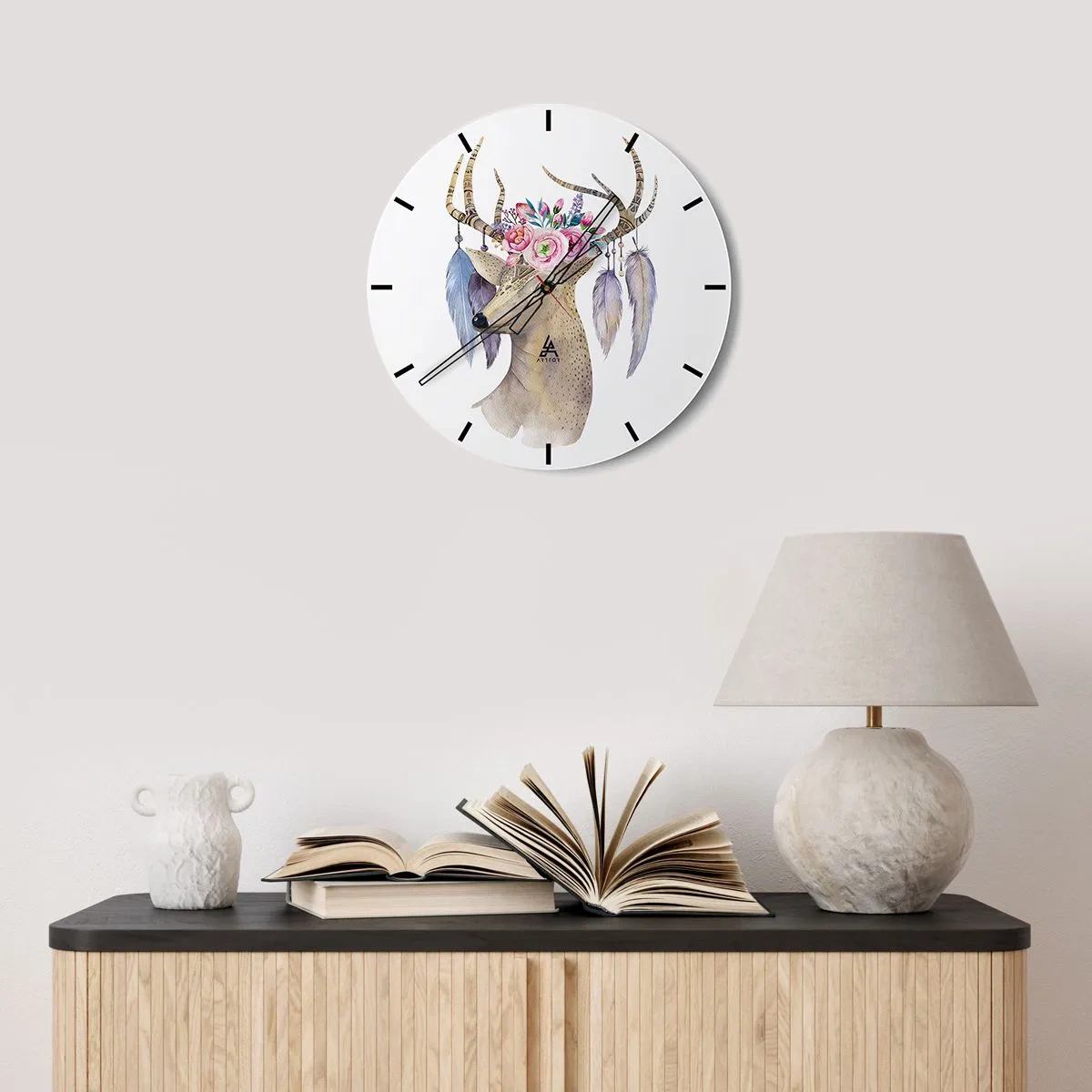 Ceas de perete - Ceas pe sticlă - Desen artistic al unui cerb cu flori pe coarne și pene - 30x30cm - Ghidul sufletului - blând, inocent - Decorațiune modernă pentru perete pentru living, bucătărie și dormitor ARTTOR