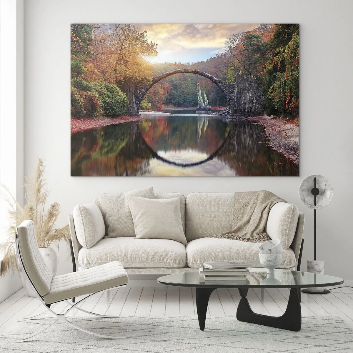 Tablou pe sticlă - Un pod de piatră reflectat într-un lac în mijlocul unei păduri de toamnă - 70x50cm - De cealaltă parte a oglinzii - Decorațiune modernă pentru perete pentru living și dormitor ARTTOR