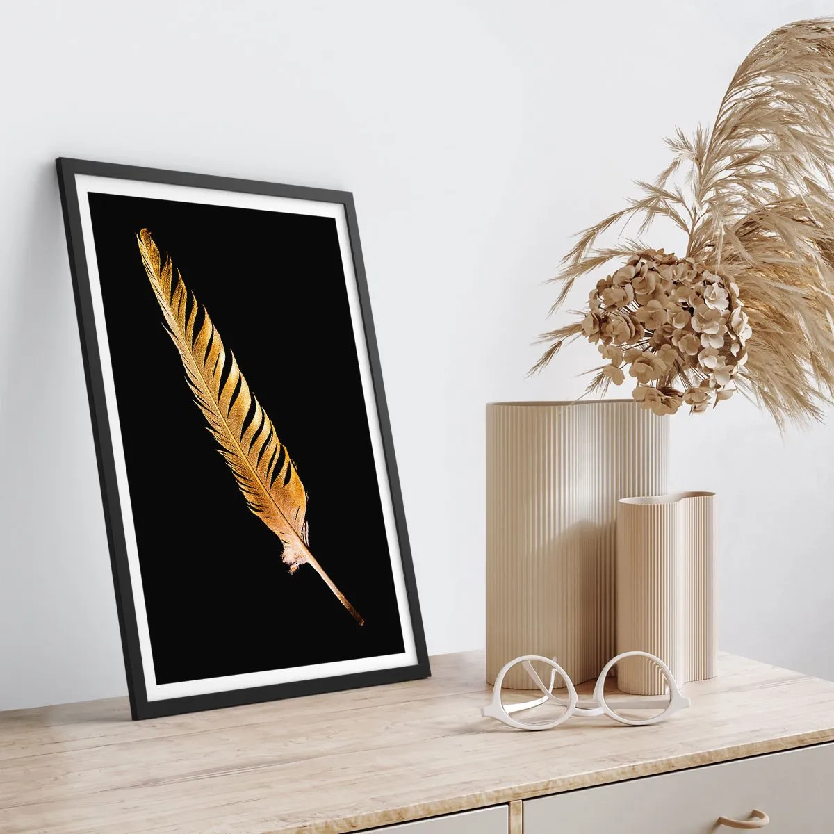 Poster în ramă neagră - Pană aurie perfectă - 61x91 cm