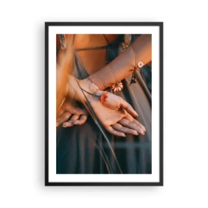 Poster în ramă neagră - Mâini împletite cu flori delicate în lumină aurie - 50x70cm - Legată de natură - Decorațiune modernă pentru perete pentru living și dormitor ARTTOR