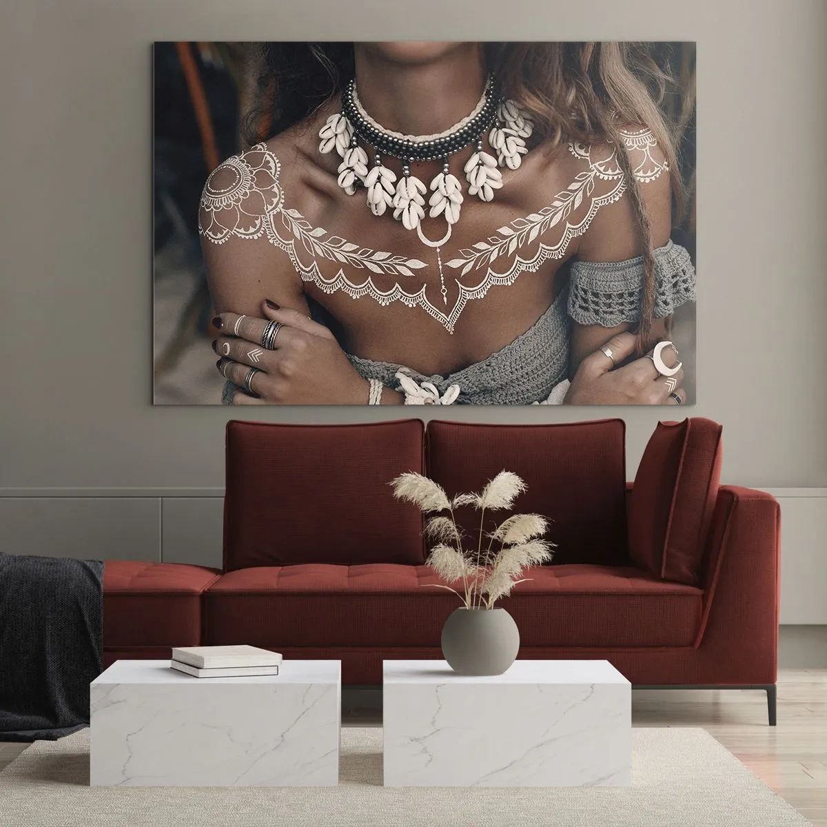 Tablou pe sticlă - Prim-plan al unei femei purtând un colier de scoici și un tatuaj alb - 70x50cm - Talismanele, ritualurile feminității - Decorațiune modernă pentru perete pentru living și dormitor ARTTOR