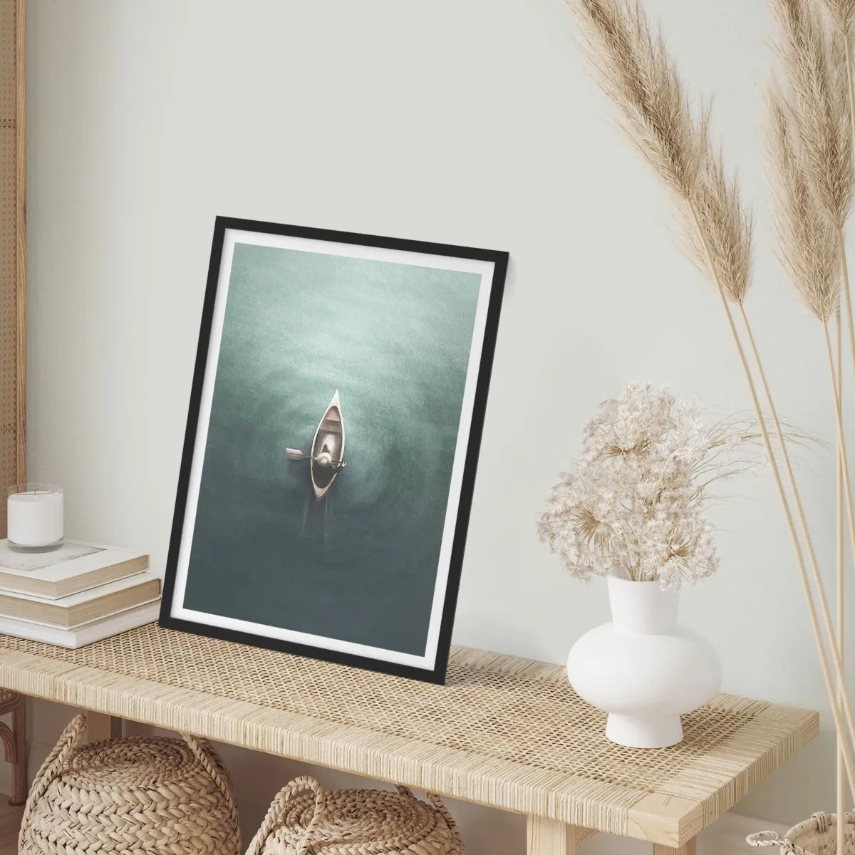 Poster în ramă neagră - O vedere de sus a unei bărci plutind pe ape calme - 50x70cm - Peste lacul luminat de lună - Decorațiune modernă pentru perete pentru living și dormitor ARTTOR