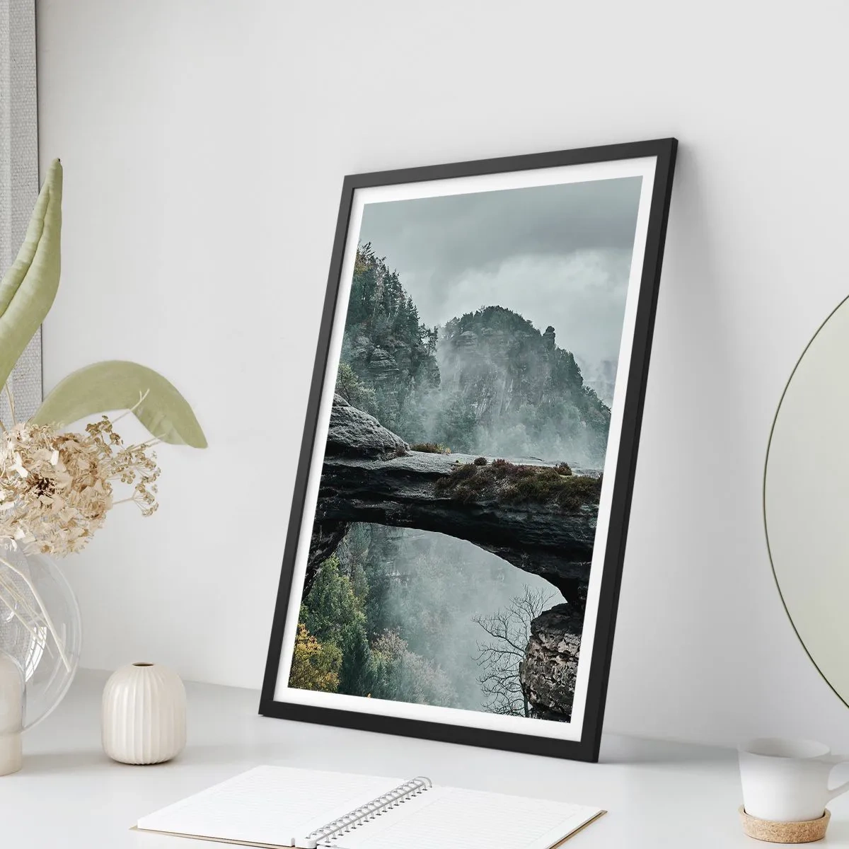 Poster în ramă neagră - O fotografie a unui misterios pod de stâncă învăluit în ceață într-un peisaj montan. - 50x70cm - Aventura este pe cale să înceapă - Decorațiune modernă pentru perete pentru living și dormitor ARTTOR