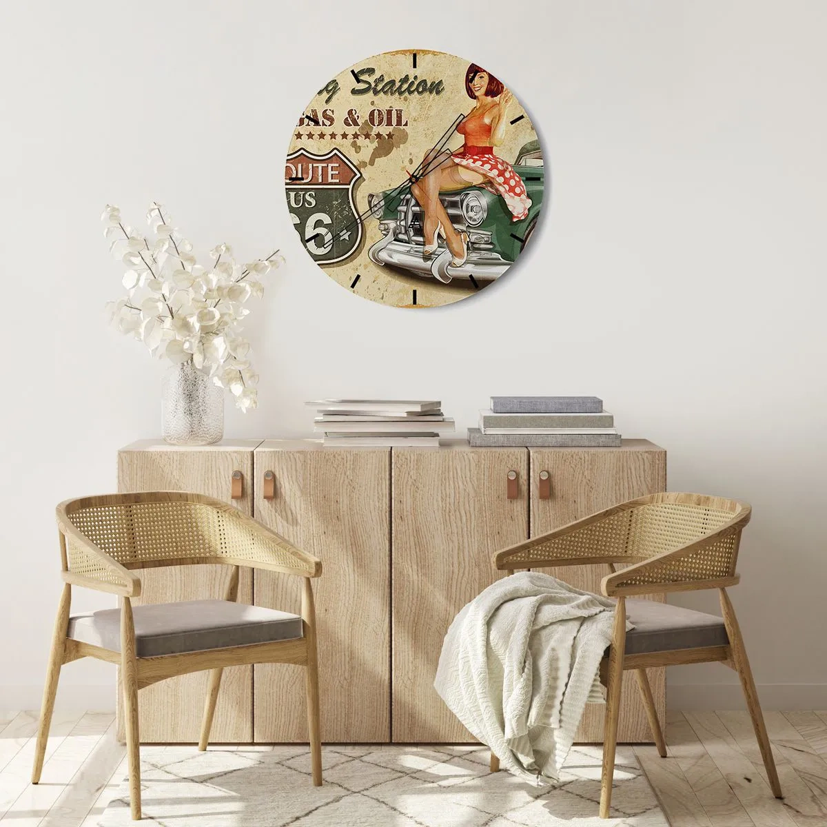 Ceas de perete - Ceas pe sticlă - Fată pin-up și mașină retro - 30x30cm - Extraordinari ani '40. - Decorațiune modernă pentru perete pentru living, bucătărie și dormitor ARTTOR