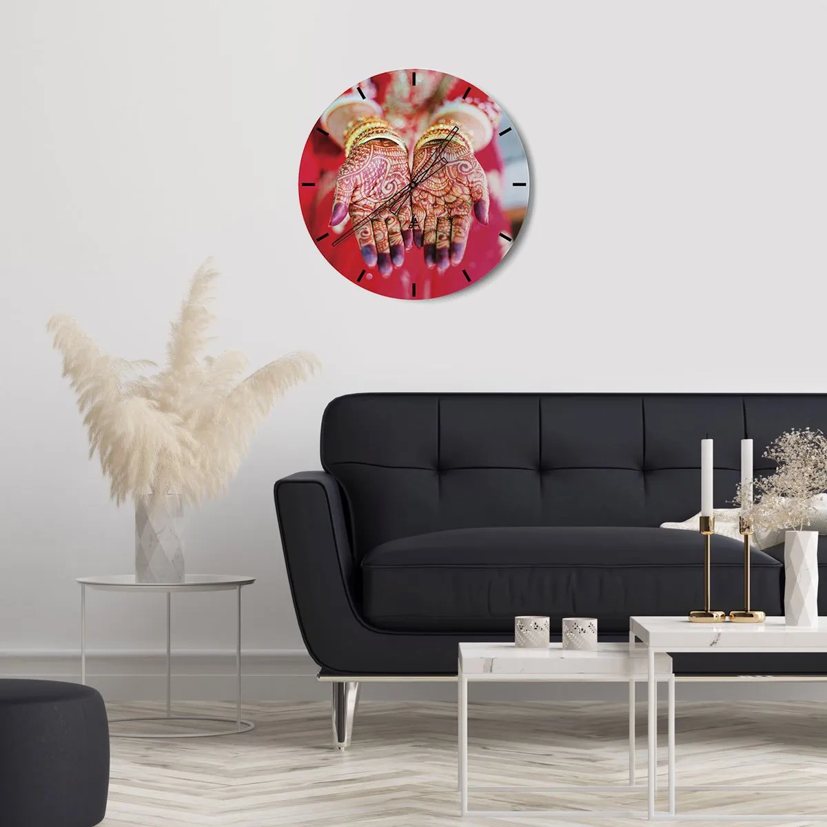 Ceas de perete - Ceas pe sticlă - Mâini decorate cu henna în ținută tradițională pe un fundal roșu - 30x30cm - Gata să prindă fericirea - Decorațiune modernă pentru perete pentru living, bucătărie și dormitor ARTTOR