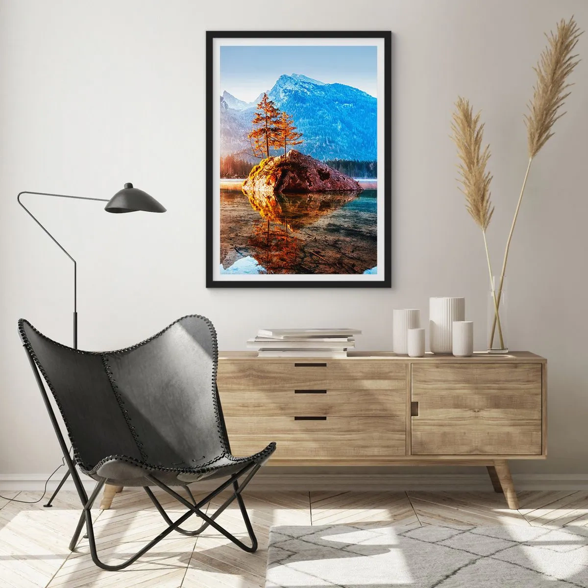 Poster în ramă neagră - Copaci pe o stâncă reflectați într-un lac liniștit - 50x70cm - Natura într-o nouă lumină - Decorațiune modernă pentru perete pentru living și dormitor ARTTOR