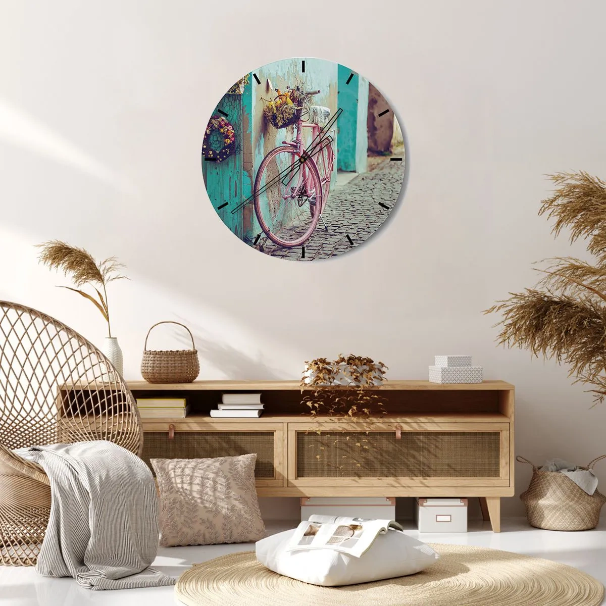 Ceas de perete - Ceas pe sticlă - O bicicletă roz lângă un zid turcoaz pe o stradă pietruită - 30x30cm - Mă întorc imediat - Decorațiune modernă pentru perete pentru living, bucătărie și dormitor ARTTOR