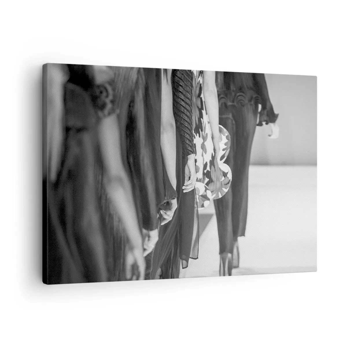 Tablou pe pânză Canvas - O scenă alb-negru de pe podium care prezintă detaliile rochiilor și siluetele modelelor. - 70x50cm - Paradă elegantă - Decorațiune modernă pentru perete pentru living și dormitor ARTTOR
