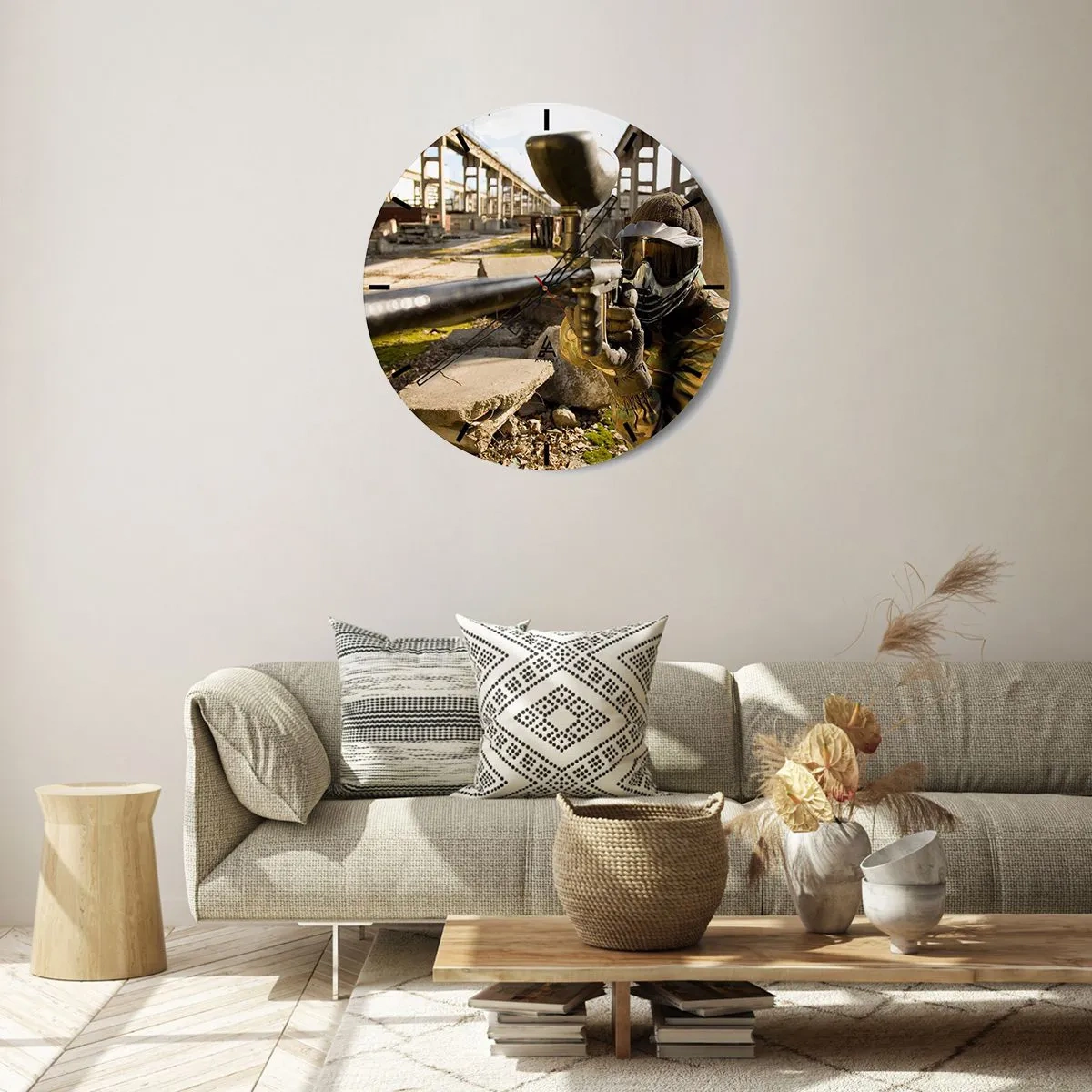 Ceas de perete - Ceas pe sticlă - Paintball într-un mediu industrial - 30x30cm - Și tu poți fi erou - Decorațiune modernă pentru perete pentru living, bucătărie și dormitor ARTTOR