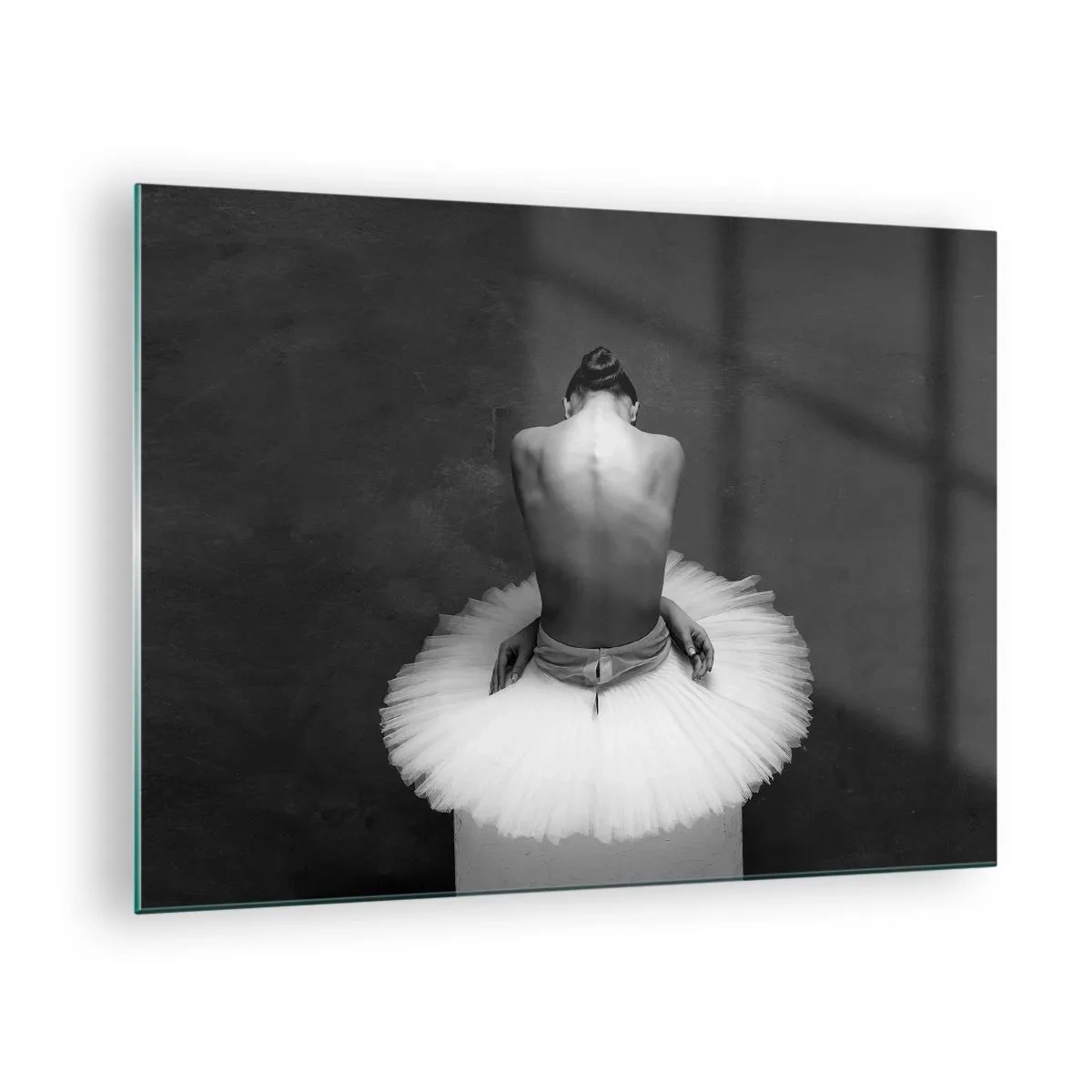 Tablou pe sticlă - O balerină așezată într-o fustă de tul pe fundalul unei umbre - 70x50cm - Chiar înflorește - Decorațiune modernă pentru perete pentru living și dormitor ARTTOR