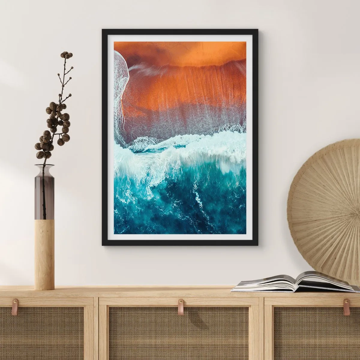 Poster în ramă neagră - Valurile oceanului se izbesc de țărm cu nisip de culori calde - 50x70cm - Atingerea oceanului - Decorațiune modernă pentru perete pentru living și dormitor ARTTOR