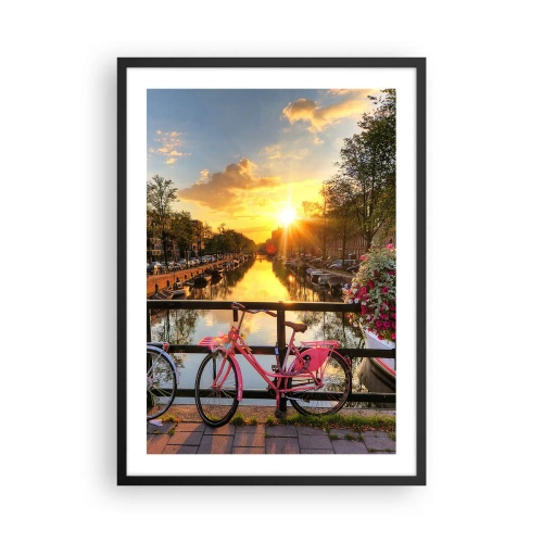 Poster în ramă neagră - O bicicletă roz pe un pod peste un canal la apus - 50x70cm - Dimineața de primăvară în Amsterdam - Decorațiune modernă pentru perete pentru living și dormitor ARTTOR