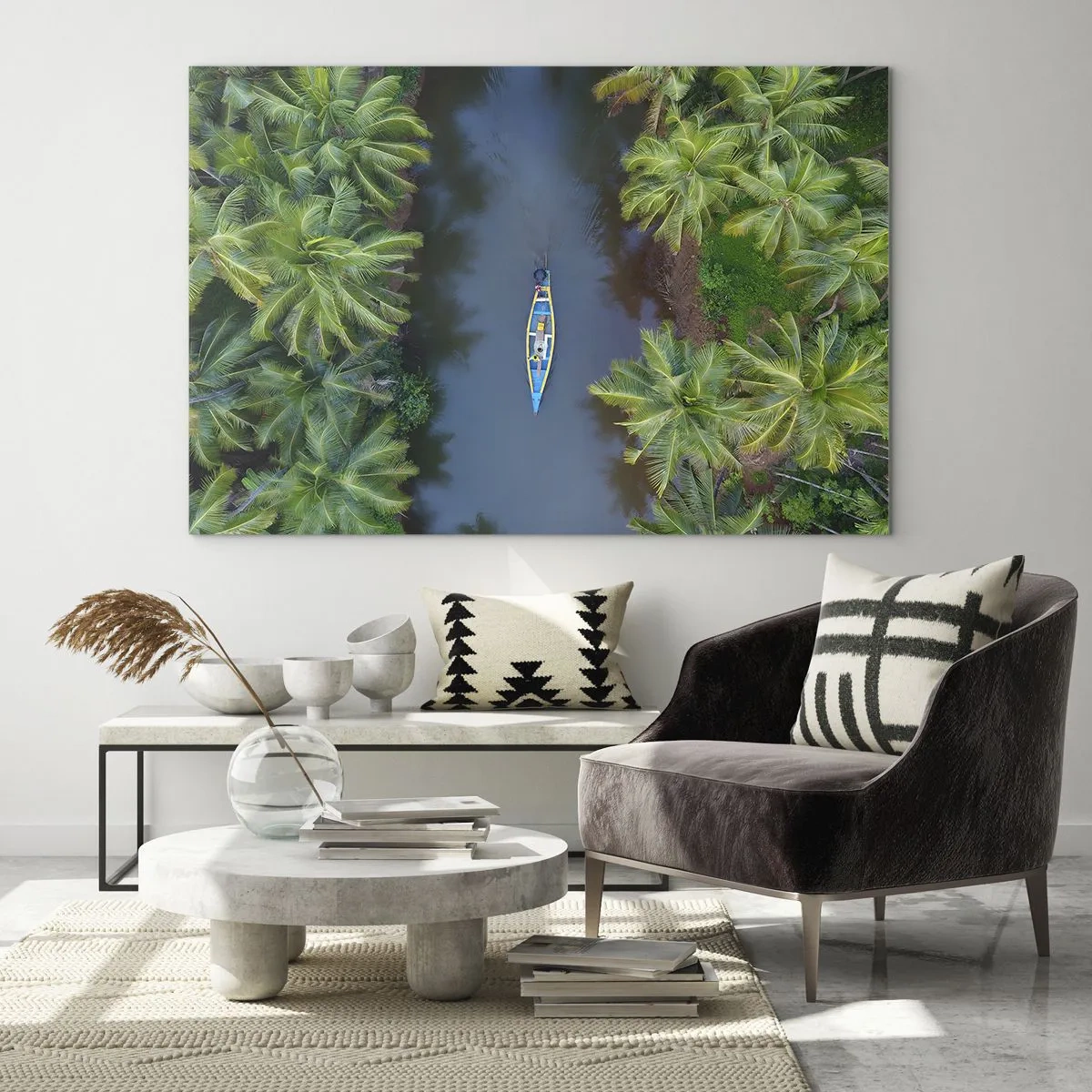 Tablou pe sticlă - O vedere de sus a unei bărci care navighează printr-un canal printre palmieri tropicali - 70x50cm - Pe traseul tropical - Decorațiune modernă pentru perete pentru living și dormitor ARTTOR