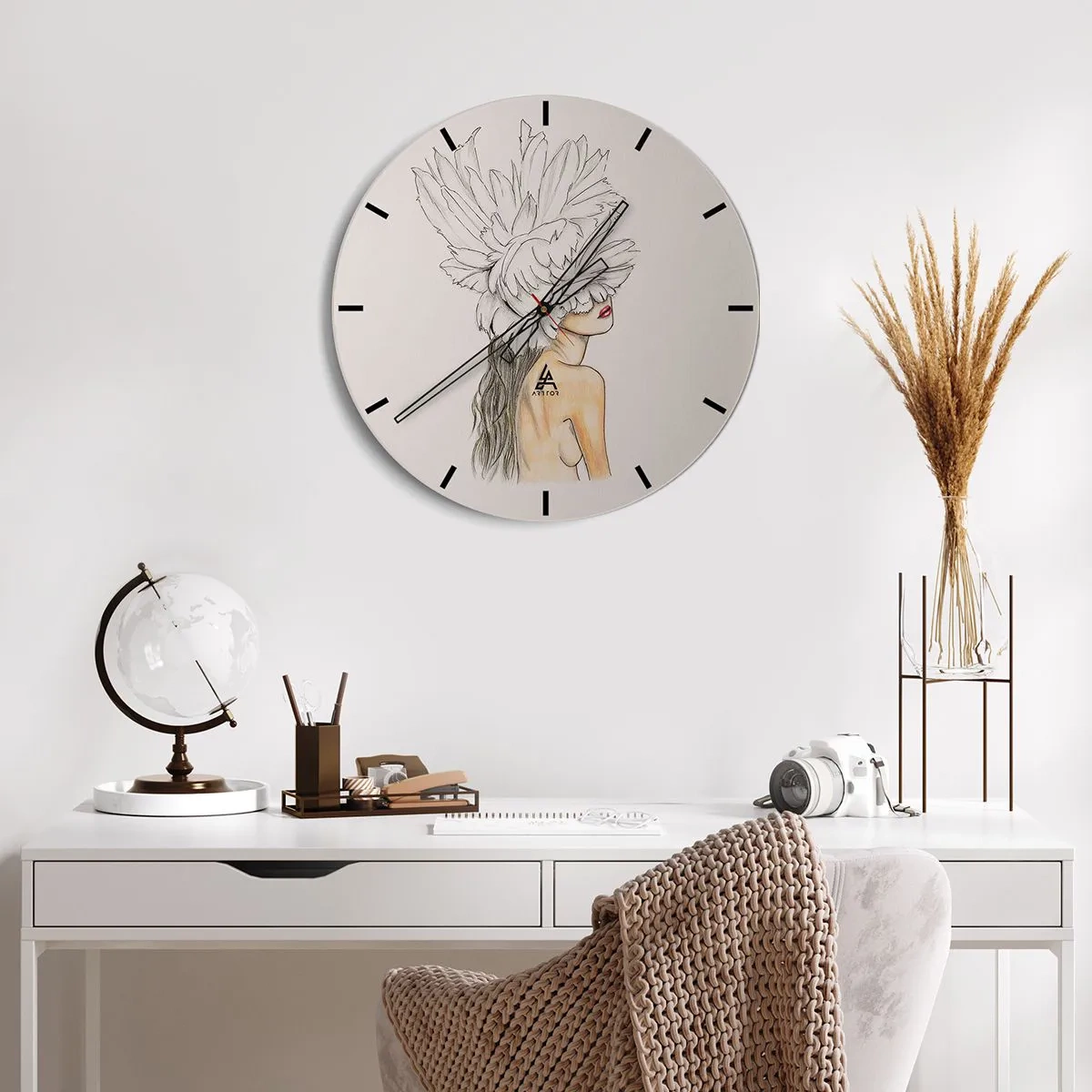 Ceas de perete - Ceas pe sticlă - Portretul unei femei cu un pană care îi acoperă ochii - 30x30cm - Frumusețe încoronată - Decorațiune modernă pentru perete pentru living, bucătărie și dormitor ARTTOR